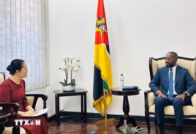 La embajadora Tran Thi Thu Thin se reúne con el ministro de Defensa Nacional de Mozambique, Cristóvão Artur Chume. (Foto: VNA)