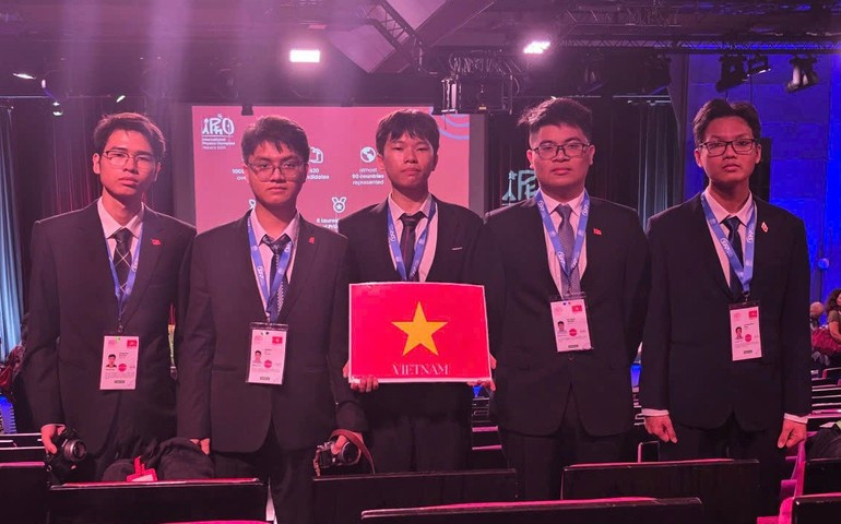 Estudiantes vietnamitas que gararon en el concurso. 