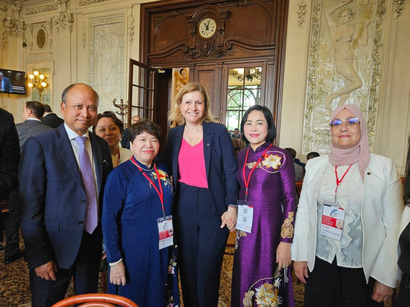 La vicepresidenta de la Asamblea Nacional, Nguyen Thi Thanh (segunda desde la derecha), se reúne con la titular de la Asamblea Nacional francesa, Yael Braun-Pivet (centro). (Foto: VNA)