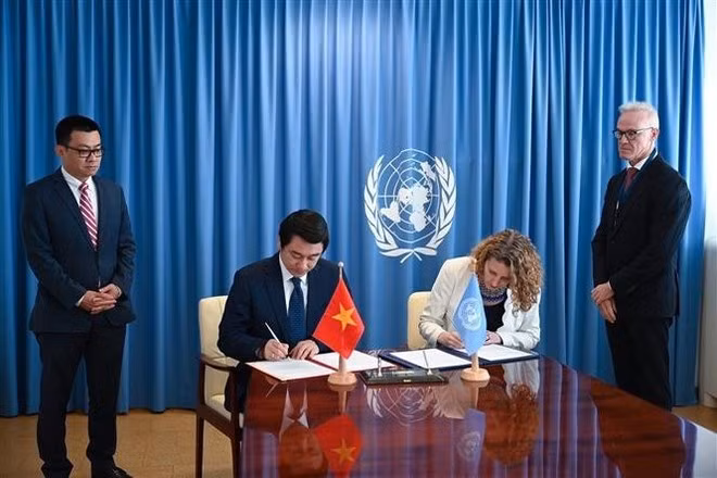 El viceministro de Relaciones Exteriores de Vietnam Le Anh Tuan y Candice Welsch, directora de Análisis de Políticas y Asuntos Públicos de la Oficina de las Naciones Unidas contra la Droga y el Delito (UNODC), firmaron un Acuerdo de País Anfitrión (HCA). (Foto: VNA)