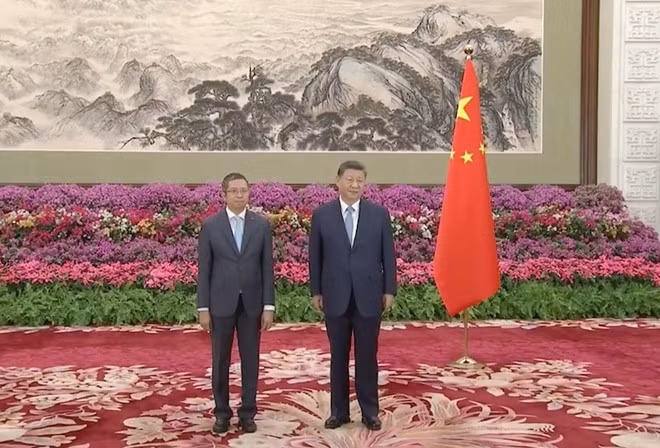 El secretario general del Partido Comunista y presidente de China, Xi Jinping (derecha), y el embajador de Vietnam en Pekín, Pham Thanh Binh. (Foto: VNA)