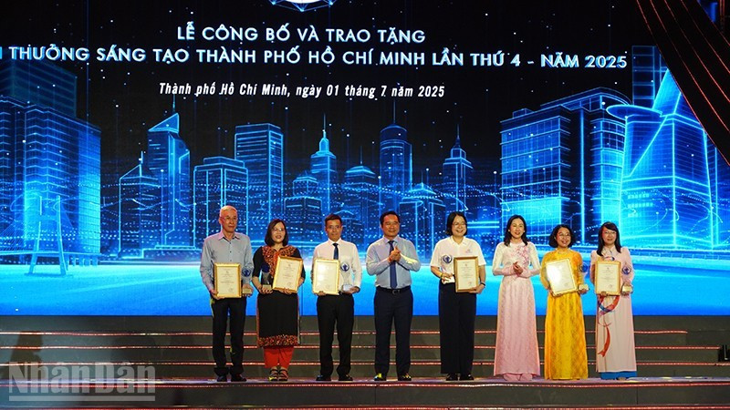 Dirigentes de Ciudad Ho Chi Minh entregan el Premio a la Creatividad en el ámbito de la gestión estatal. 