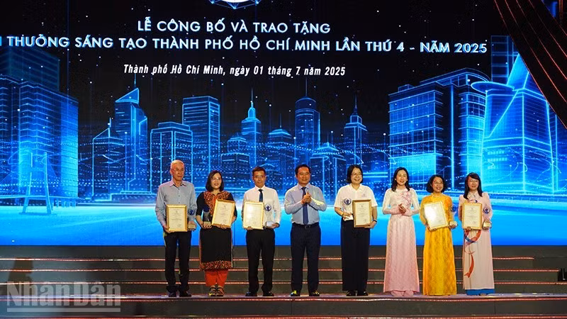 Dirigentes de Ciudad Ho Chi Minh entregan el Premio a la Creatividad en el ámbito de la gestión estatal. 