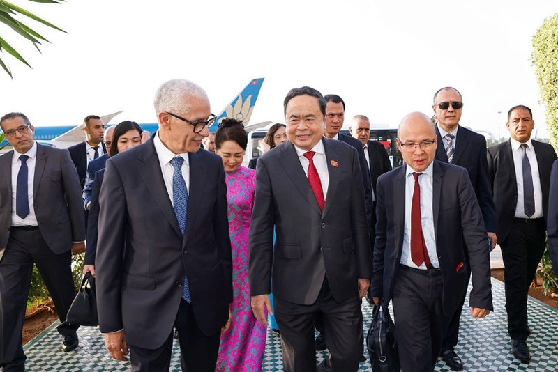 El presidente de la Cámara de Representantes de Marruecos, Rachid Talbi Alami, recibe al presidente la Asamblea Nacional de Vietnam, Tran Thanh Man, y su esposa en el aeropuerto de Rabat-Salé. (Foto: VNA)
