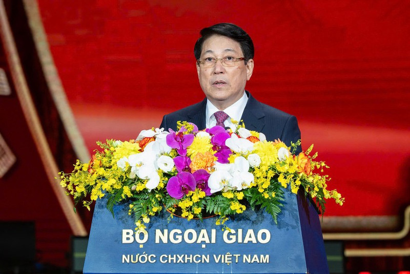 El presidente Luong Cuong pronuncia un discurso de bienvenida y transmite sus felicitaciones de Año Nuevo a los vietnamitas en el extranjero. (Foto: Nhan Dan)
