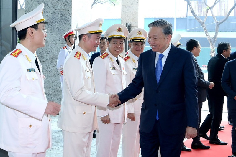 El secretario general del Partido Comunista de Vietnam, To Lam, visita la Agencia de Seguridad de Investigación (A09) del Ministerio de Seguridad Pública. (Foto: Nhan Dan)