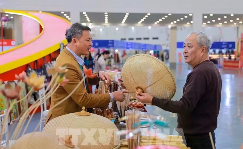 La Feria de Primavera 2026 cuenta con una amplia variedad de stands de pueblos artesanales con más de 100 años de historia. (Foto: VNA)
