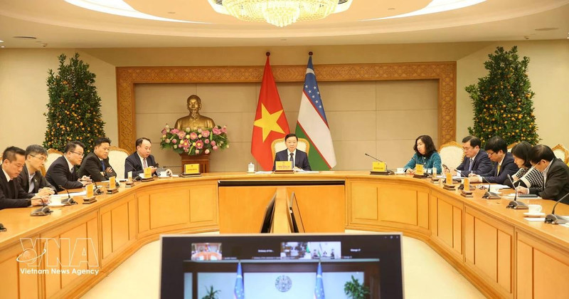 El viceprimer ministro vietnamita Tran Hong Ha durante una reunión en línea con su homólogo uzbeko, Jamshid Khodjaev. (Foto: VNA)