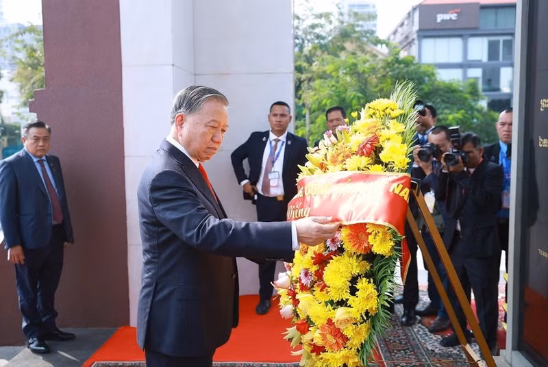 El secretario general del Partido Comunista de Vietnam, To Lam, deposita una ofrenda floral en el Monumento al difunto rey Norodom Sihanouk. (Foto: VNA)