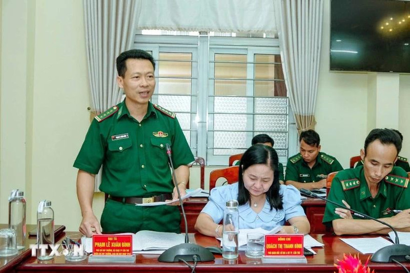 El coronel Pham Le Xuan Binh, comandante del Comando de Guardafronteras de Can Tho en una reunión sobre la INDNR. (Foto: VNA)