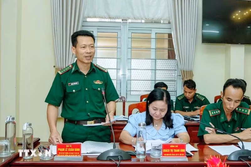 El coronel Pham Le Xuan Binh, comandante del Comando de Guardafronteras de Can Tho en una reunión sobre la INDNR. (Foto: VNA)