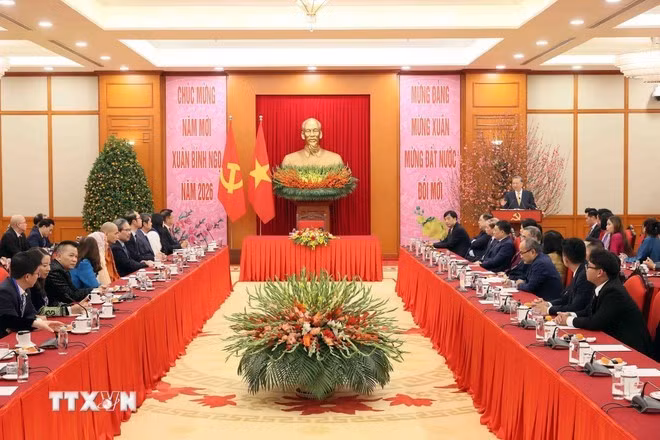 El secretario general del Partido Comunista de Vietnam, To Lam, mantiene el encuentro con la delegación de representantes destacados de la comunidad de vietnamitas en el extranjero. (Foto: VNA)
