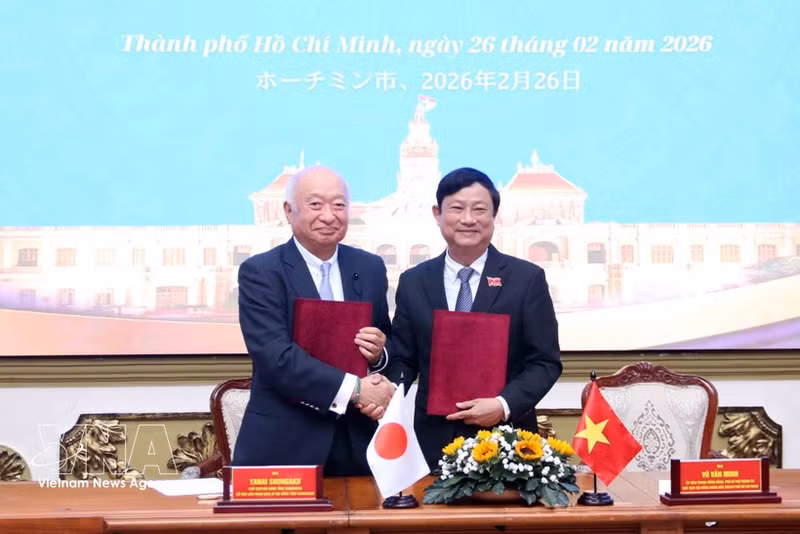 El presidente del Consejo Popular de Ciudad Ho Chi Minh, Vo Van Minh, (derecha) y Yanai Shungaku, presidente de la Asamblea Prefectural de Yamaguchi. (Foto: VNA)