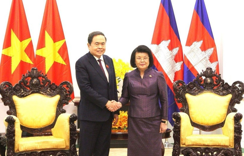 El presidente de la Asamblea Nacional de Vietnam, Tran Thanh Man, y la titular de la Asamblea Nacional de Camboya, Khuon Sudary. (Foto: VNA)