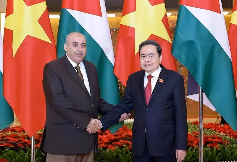 El presidente de la Asamblea Nacional, Tran Thanh Man (derecha), y el titular de la Cámara de Representantes de Jordania, Mazen Turki El Qadi. (Foto: VNA)