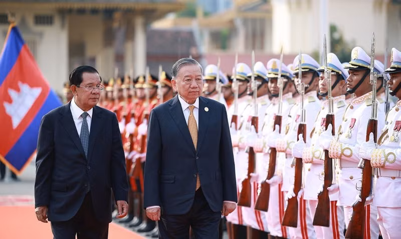El secretario general del Partido Comunista de Vietnam, To Lam, y Samdech Techo Hun Sen pasan revista a la guardia de honor. (Foto: VNA)