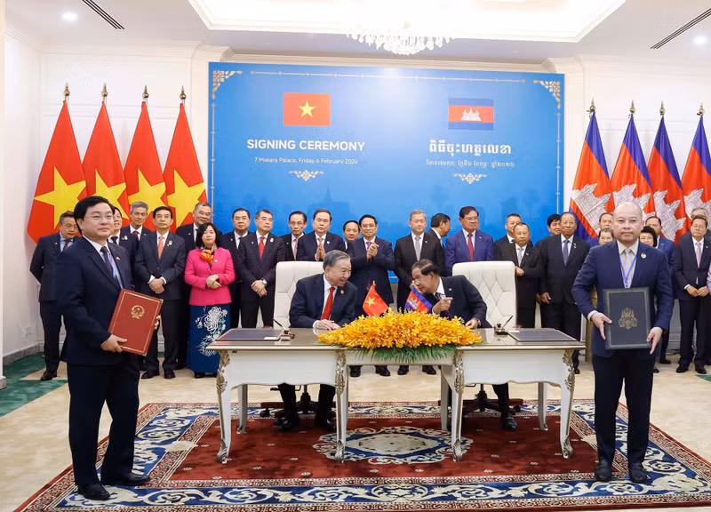 Firma del Acuerdo de cooperación entre el Comité Popular de la provincia vietnamita de Tay Ninh y la administración de la provincia camboyana de Svay Rieng. (Foto: Thong Nhat/VNA)