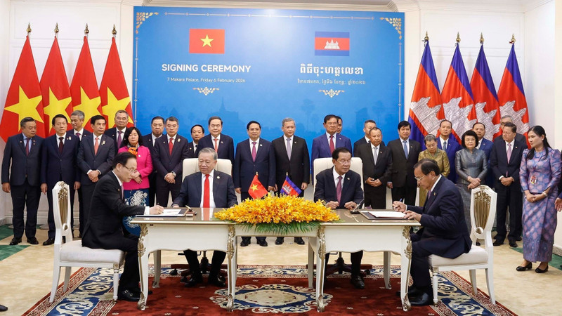 Firma del Acuerdo de cooperación entre el Ministerio de Relaciones Exteriores de Vietnam y la Comisión de Relaciones Exteriores del Comité Central del Partido Popular de Camboya. (Foto: Thong Nhat/VNA)