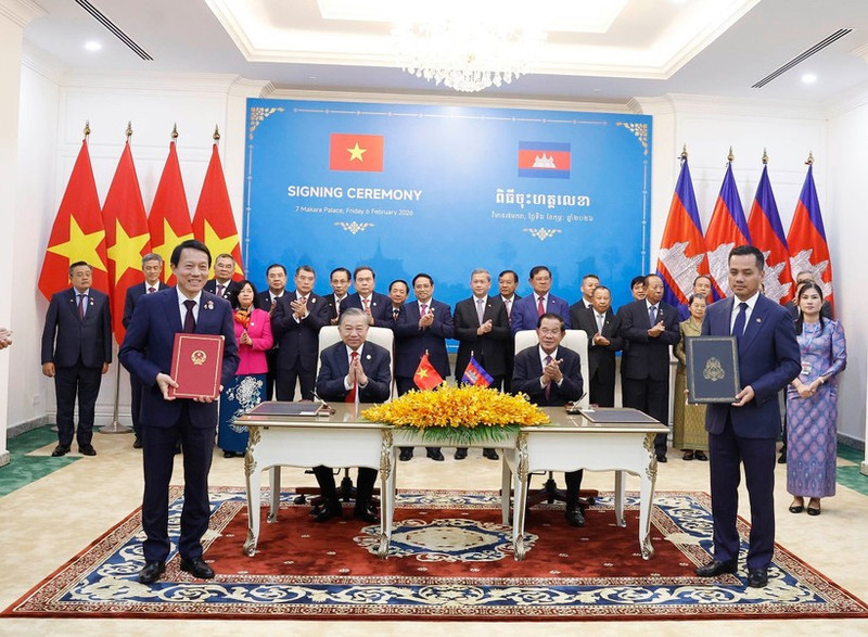Ceremonia de firma del plan de cooperación entre el Ministerio de Seguridad Pública de Vietnam y el Ministerio del Interior de Camboya. (Foto: VNA)