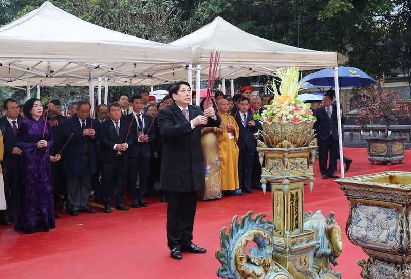 El presidente Luong Cuong rinde homenaje a los antepasados. (Foto: VNA)