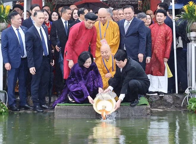 El presidente Luong Cuong y su esposa liberan las carpas. (Foto: VNA)