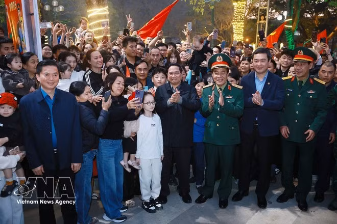 El primer ministro Pham Minh Chinh visita y felicita por el Año Nuevo Lunar a los habitantes de la zona de reasentamiento de Dong Khe, en Cao Bang. (Foto: VNA)
