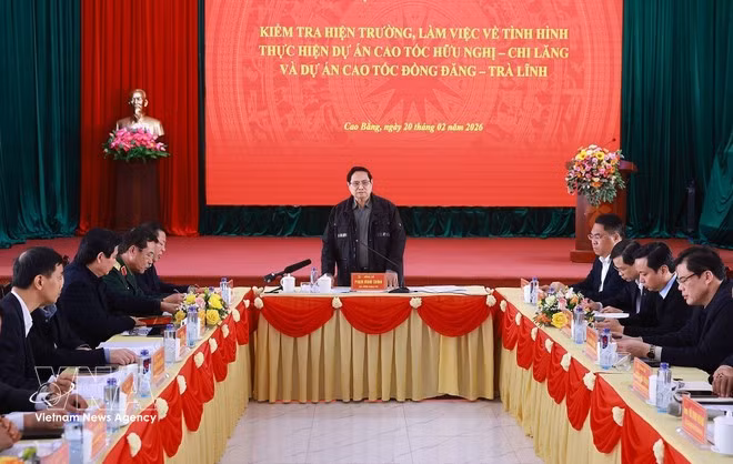 El primer ministro Pham Minh Chinh mantiene una reunión de trabajo con autoridades locales y las unidades encargadas de la construcción de las autopistas Huu Nghi-Chi Lang y Dong Dang-Tra Linh. (Foto: VNA)