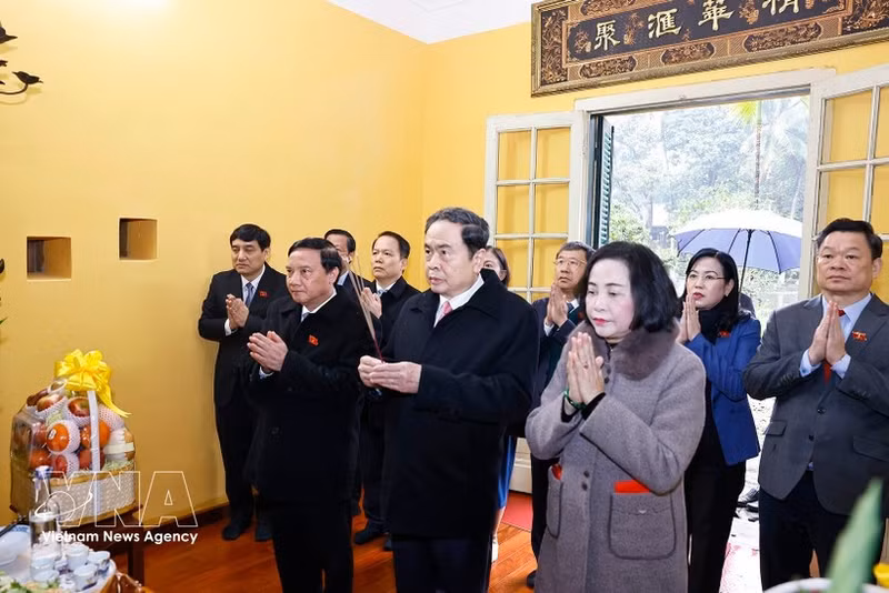 El presidente de la Asamblea Nacional de Vietnam, Tran Thanh Man, y la delegación rinden homenaje al Presidente Ho Chi Minh. (Foto: VNA)