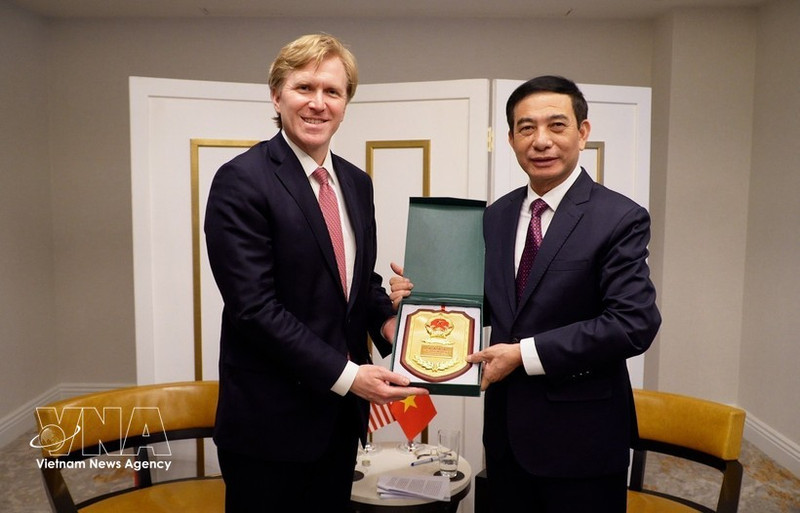 El ministro de Defensa de Vietnam, Phan Van Giang, entrega un regalo al vicesecretario primero del Departamento de Guerra de Estados Unidos, Elbridge A. Colby. (Foto: VNA)