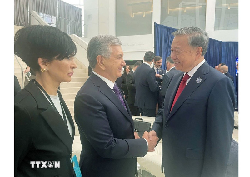 El secretario general del PCV, To Lam (derecha) se reúne con el presidente de Uzbekistán, Shavkat Mirziyoyev, al margen de la reunión de la Junta de Paz para Gaza en Estados Unidos. (Foto: VNA)
