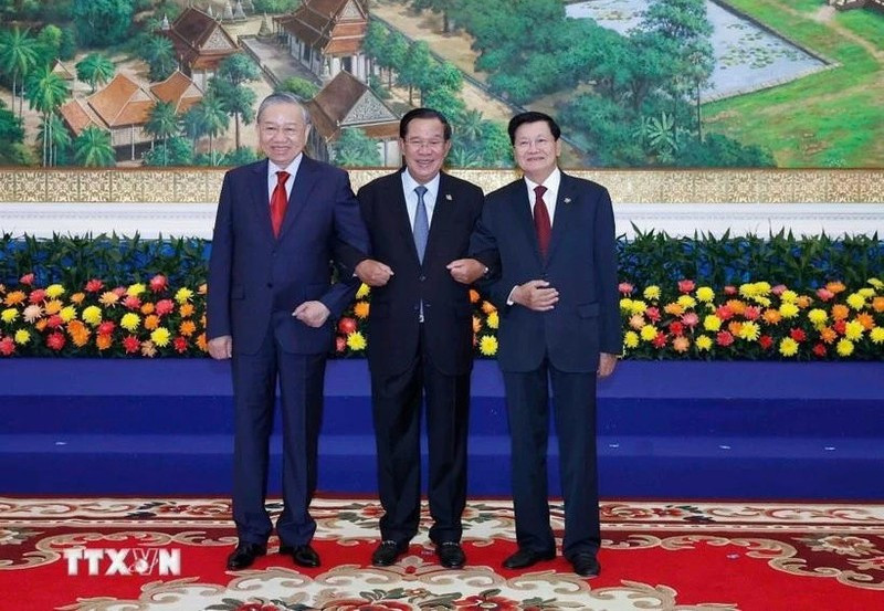 El secretario general del Partido Comunista de Vietnam (PCV), To Lam (izquierda), el presidente del Partido Popular de Camboya (PPC), Hun Sen (derecha), y el secretario general del Partido Revolucionario Popular de Laos (PPRL), Thongloun Sisoulith, en la reunión de alto nivel en Phnom Penh. (Foto: VNA)