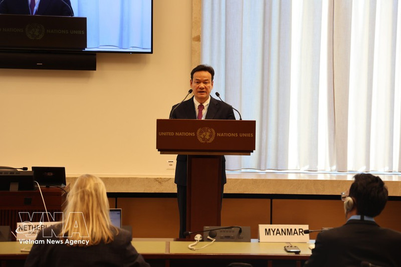 El embajador Mai Phan Dung, jefe represantante de Vietnam ante la Organización de las Naciones Unidas (ONU), la Organización Mundial del Comercio (OMC) y otras organizaciones internacionales en Ginebra, habla en la reunión. (Foto: VNA)