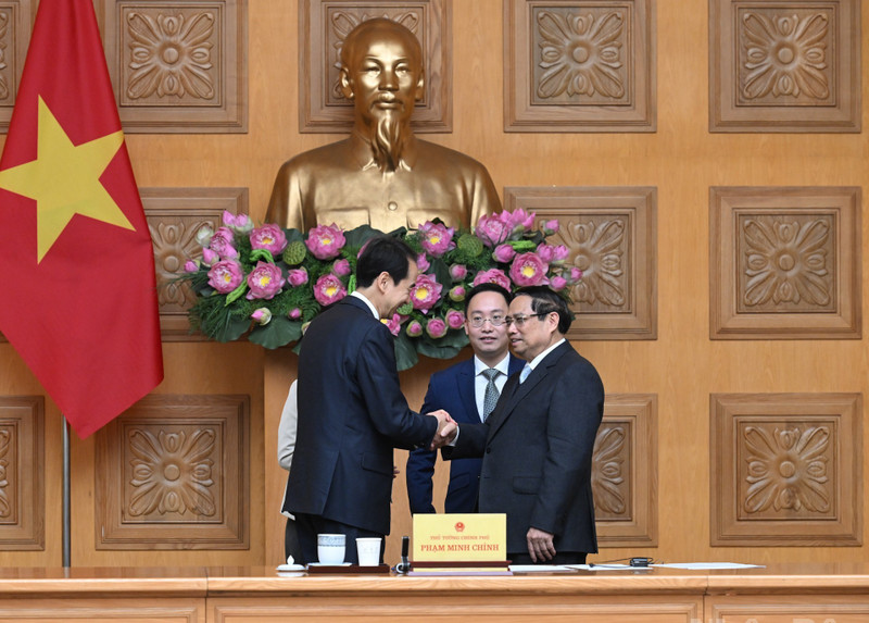 El primer ministro Pham Minh Chinh recibe al embajador de China en Vietnam, He Wei.