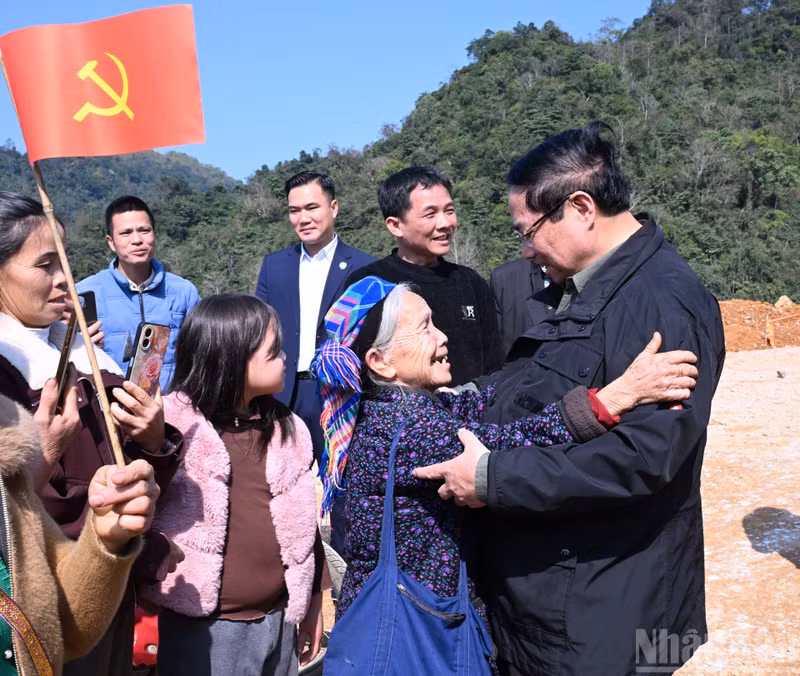 El primer ministro saluda y felicita el Año Nuevo a los habitantes en las zonas por donde pasa el proyecto Dong Dang-Tra Linh.