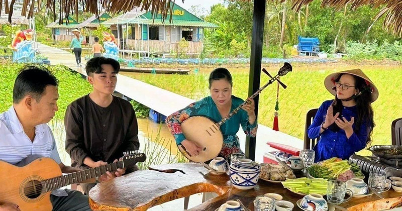 Presentan el Don ca tai tu en el sitio de ecoturismo agrícola Canh Dong Cau Ba. (Foto: VNA)
