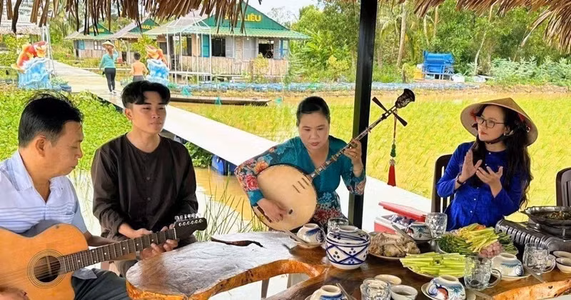 Presentan el Don ca tai tu en el sitio de ecoturismo agrícola Canh Dong Cau Ba. (Foto: VNA)