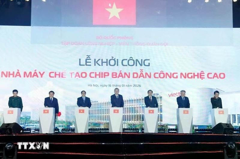 El secretario general del Partido Comunista de Vietnam, To Lam, el primer ministro Pham Minh Chinh y otros delegados dan inicio a la construcción de una planta de fabricación de chips semiconductores de alta tecnología. (Foto: VNA)