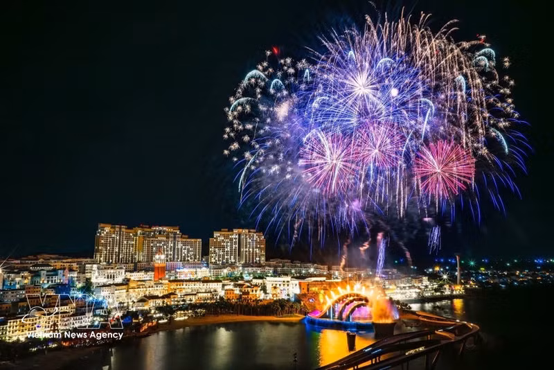 Espectacular espectáculo de fuegos artificiales en el puente Cau Hon en la Zona Económica Especial de Phu Quoc. (Foto: VNA)