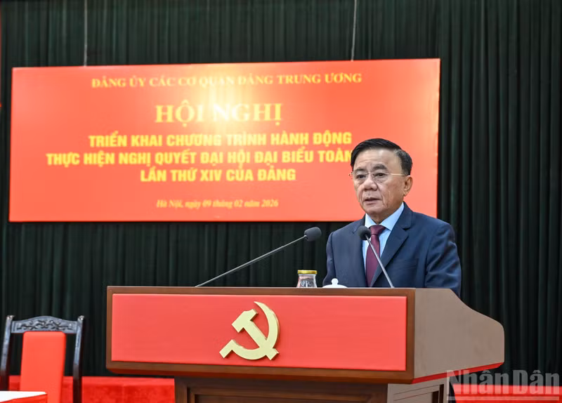 Tran Cam Tu, miembro del Buró Político y permanente del Secretariado del CC del PCV, secretario del Comité del Partido de los Órganos Partidistas del CC del PCV, pronuncia el discurso de clausura de la conferencia.