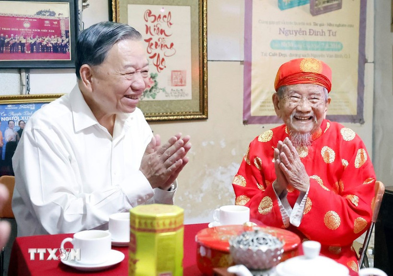 El secretario general del Partido Comunista de Vietnam, To Lam, visita y felicita el Año Nuevo al investigador Nguyen Dinh Tu, de 106 años, quien posee valiosas investigaciones sobre historia y cultura. (Foto: VNA)