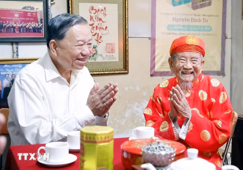 El secretario general del Partido Comunista de Vietnam, To Lam, visita y felicita el Año Nuevo al investigador Nguyen Dinh Tu, de 106 años, quien posee valiosas investigaciones sobre historia y cultura. (Foto: VNA)