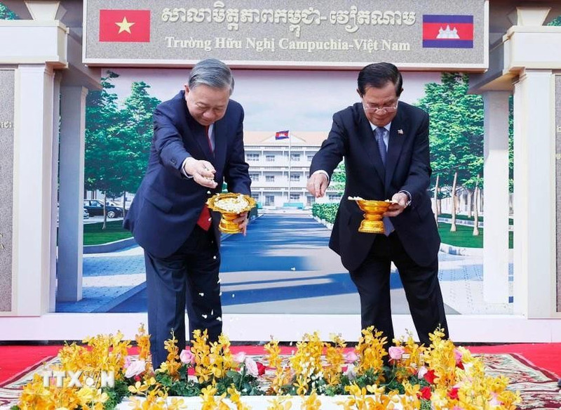 El secretario general del Partido Comunista de Vietnam, To Lam, y el presidente del Partido Popular de Camboya, Samdech Techo Hun Sen enla ceremonia de colocación de la primera piedra de la Escuela de la Amistad Camboya-Vietnam. (Foto: VNA)