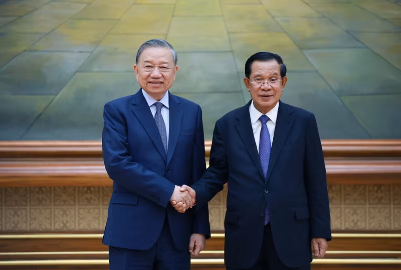 El presidente del Partido Popular de Camboya, Samdech Techo Hun Sen, recibe al líder partidista vietnamita, To Lam. (Foto: Duong Giang/VNA)