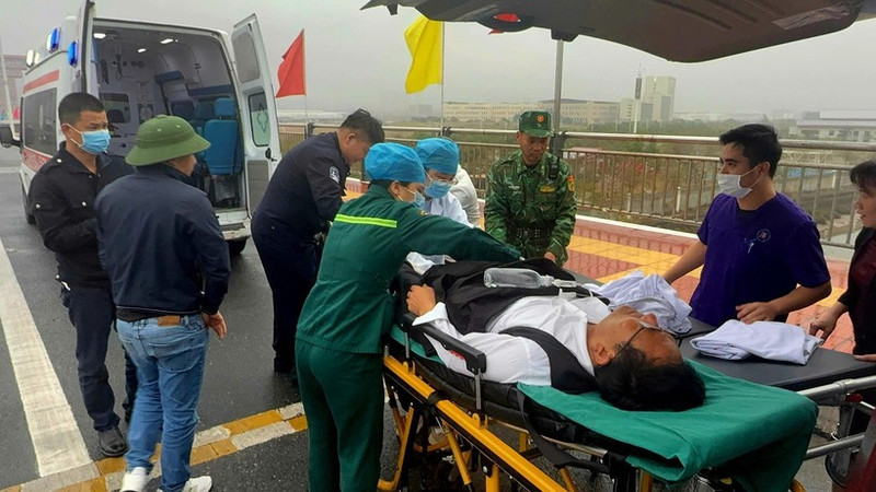 La Guardia Fronteriza de Vietnam, en coordinación con la parte china, abre “carriles verdes” para ambulancias que trasladan pacientes en situación de emergencia (Fot: VNA)