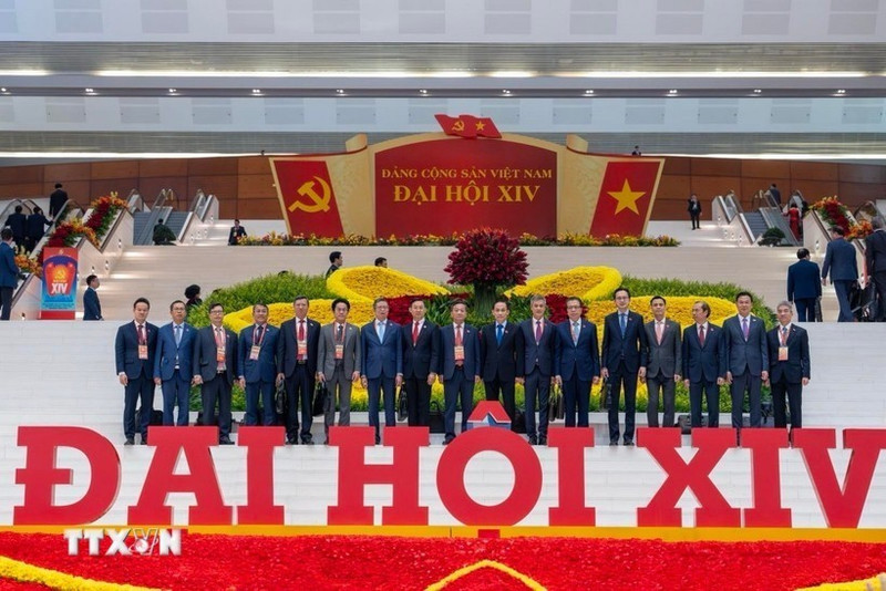 El embajador Trinh Duc Hai (tercero desde la derecha) y otros delegados asistentes al XIV Congreso Nacional del Partido. (Foto: VNA)