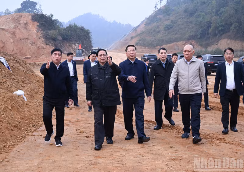 El primer ministro Pham Minh Chinh visita e inspecciona las unidades que ejecutan el proyecto de autopista Huu Nghi-Chi Lang.