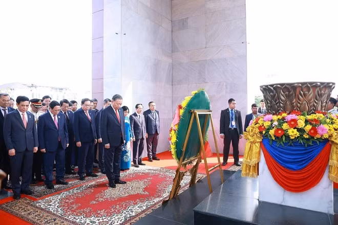 El secretario general del Partido Comunista de Vietnam, To Lam, y la delegación depositan una ofrenda floral en el Monumento a la Independencia en Phnom Penh. (Foto: VNA)