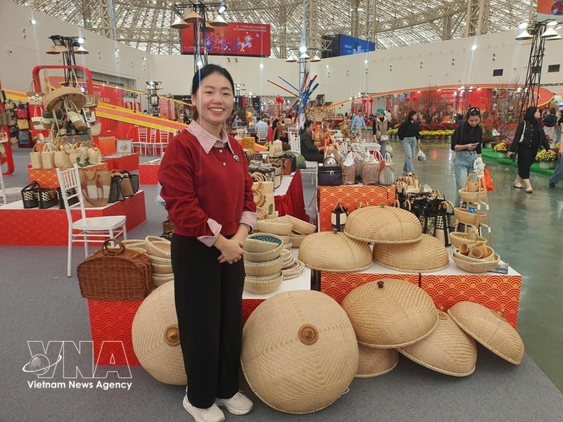 Productos elaborados con ratán y bambú por la aldea artesanal Ninh So, comuna de Hong Van (Hanói), se exhiben en la Feria de Primavera de 2026. (Foto: VNA)