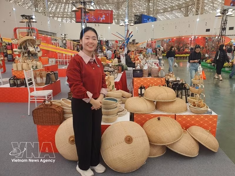 Productos elaborados con ratán y bambú por la aldea artesanal Ninh So, comuna de Hong Van (Hanói), se exhiben en la Feria de Primavera de 2026. (Foto: VNA)