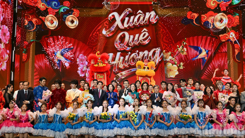 El presidente Luong Cuong y su esposa Nguyen Thi Minh Nguyet, junto con delegados y artistas, en el programa.